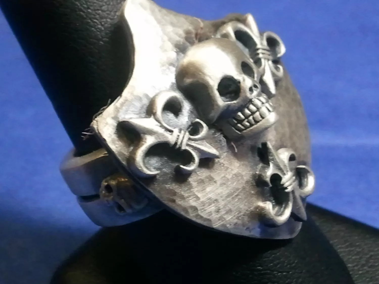 Hammered Crest Shield Skull & Fleur de Lis .925 Sterling Silver Ring.-UDINC0025